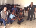 Aldivar Silva (à dir.) e equipe, no trabalho de recuperação de cadeiras quebradas