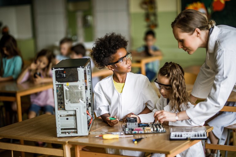 ODS 5 -  Alcançar a igualdade de gênero e empoderar todas as mulheres e meninas