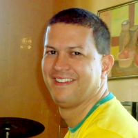 Robson Martins é analista no Serpro desde 2010, lotado na Superintendência de Desenvolvimento (Supde), em São Paulo. Foi premiado diversas vezes no ConSerpro e, na edição de 2015, recebeu o "Troféu Moreto", como reconhecimento pela melhor apresentação durante o evento.